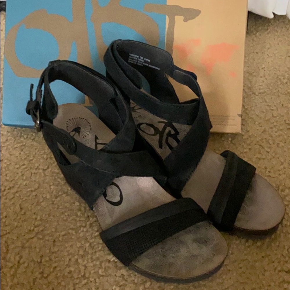 OTBT black wedge sandals